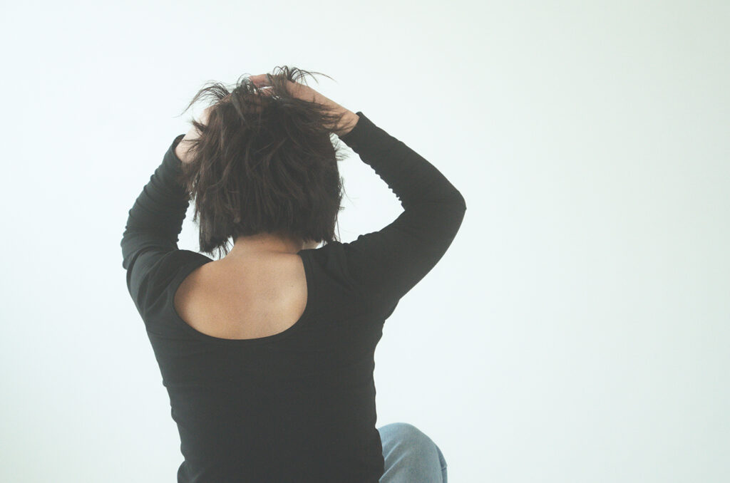 悩んでいる様子