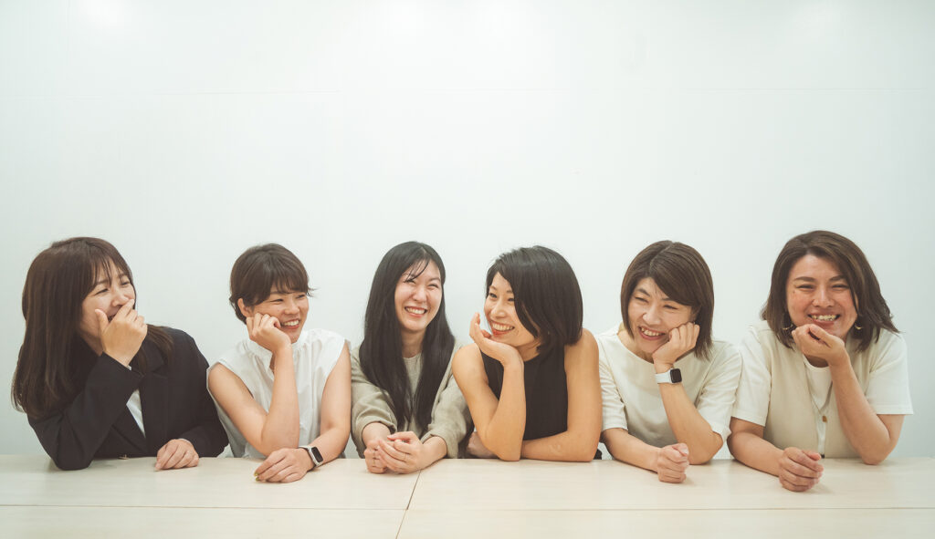 受講生と談笑する様子